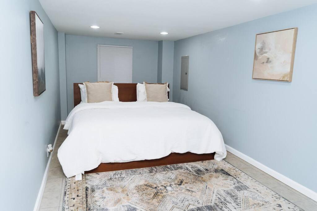 King Bed/ Apartment/free St Parking/ Quiet