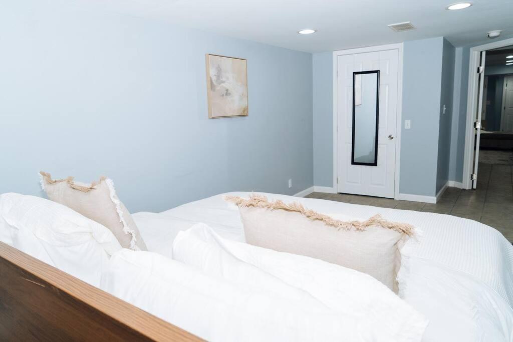 King Bed/ Apartment/free St Parking/ Quiet Apartment *
