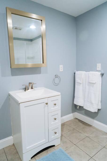 King Bed/ Apartment/free St Parking/ Quiet Apartment *
