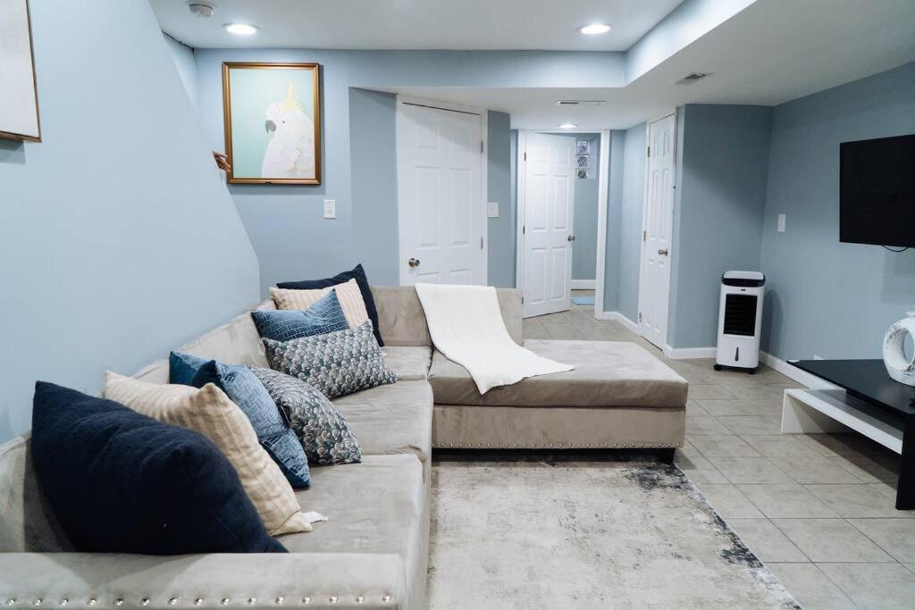 King Bed/ Apartment/free St Parking/ Quiet Apartment