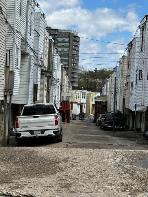 Apartment King Bed/ Apartment/free St Parking/ Quiet *
